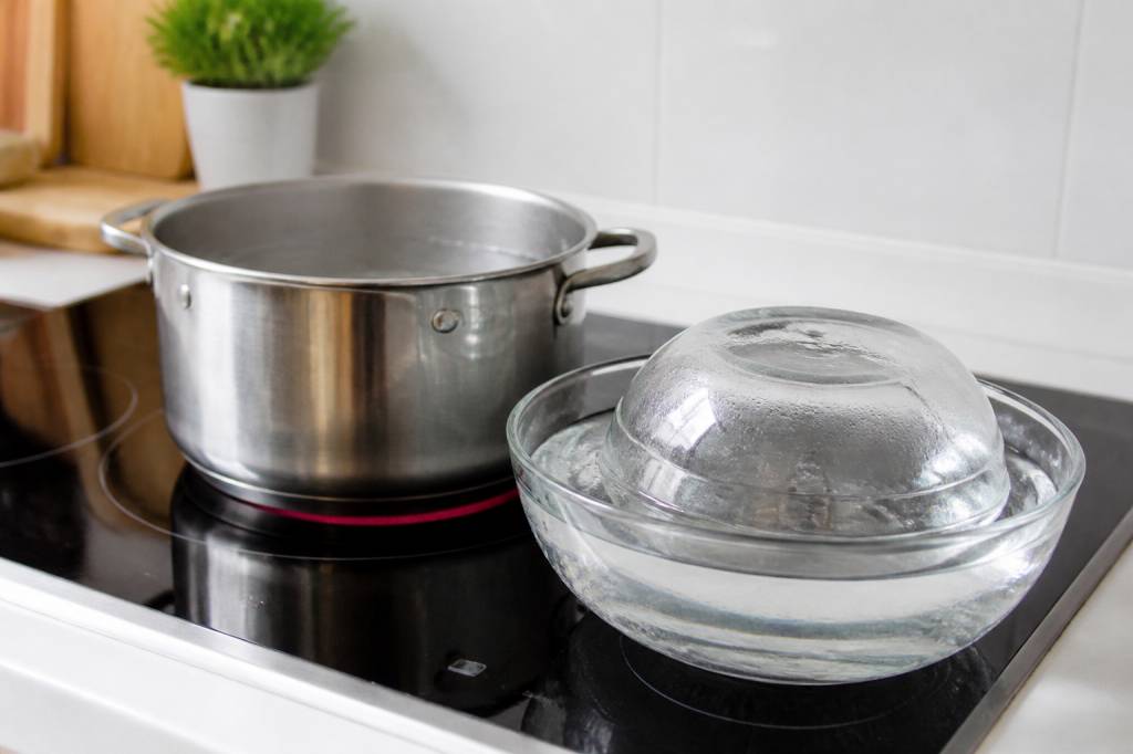 Comment faire de l'eau déminéralisée à la maison : méthodes et solutions efficaces